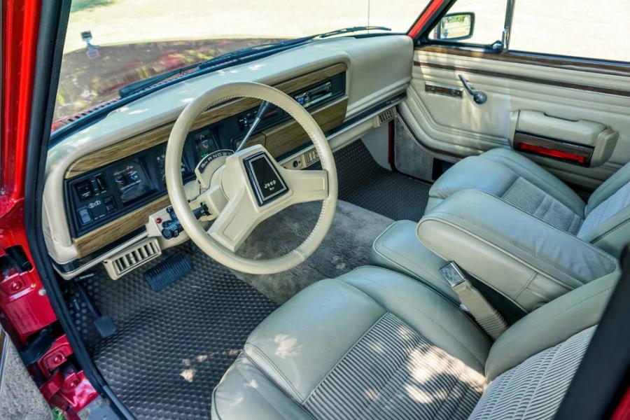 Торпедо Jeep Grand Wagoneer Hellwagon 1989 года  (фото 12 из 21)